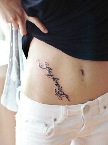 美女腰部性感的图腾刺青