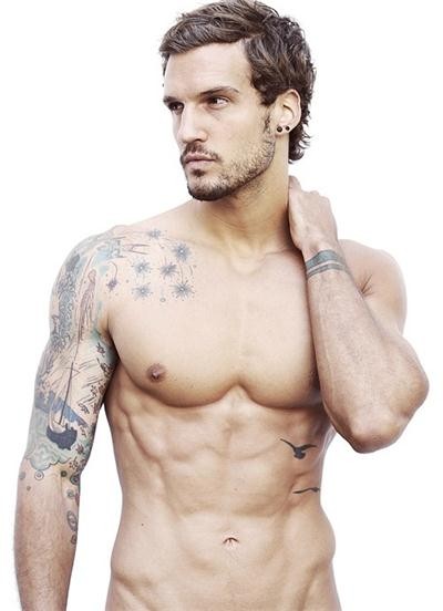 阳光帅哥的纹身写真