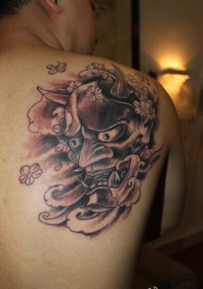 肩部非常有个性的般若纹身