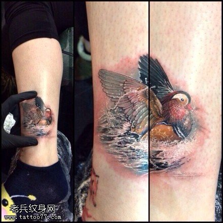 腿部彩色鸳鸯纹身图案