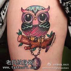 腿部彩色萌版猫头鹰纹身图案