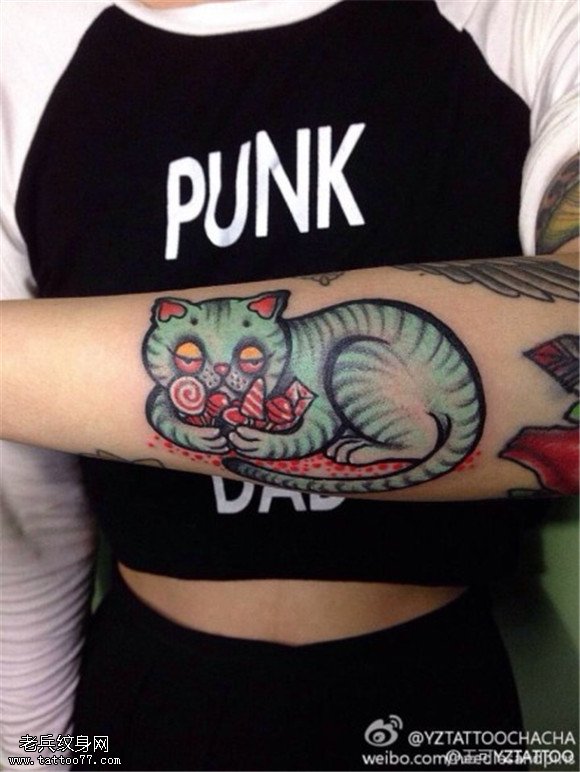 手臂彩色个性猫咪纹身图片