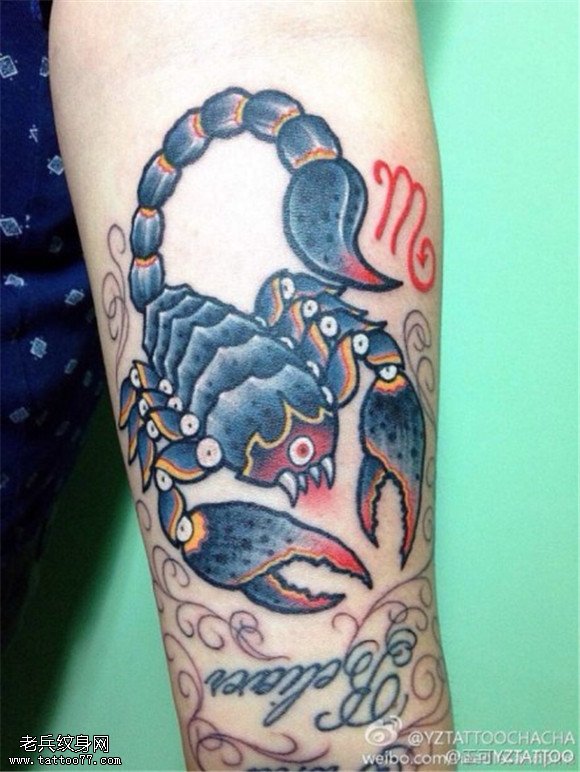 手臂黑灰蝎子纹身图案