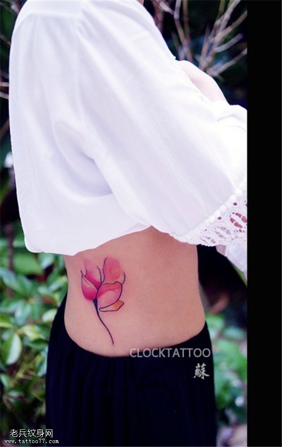 女性侧腰彩色花纹身图片