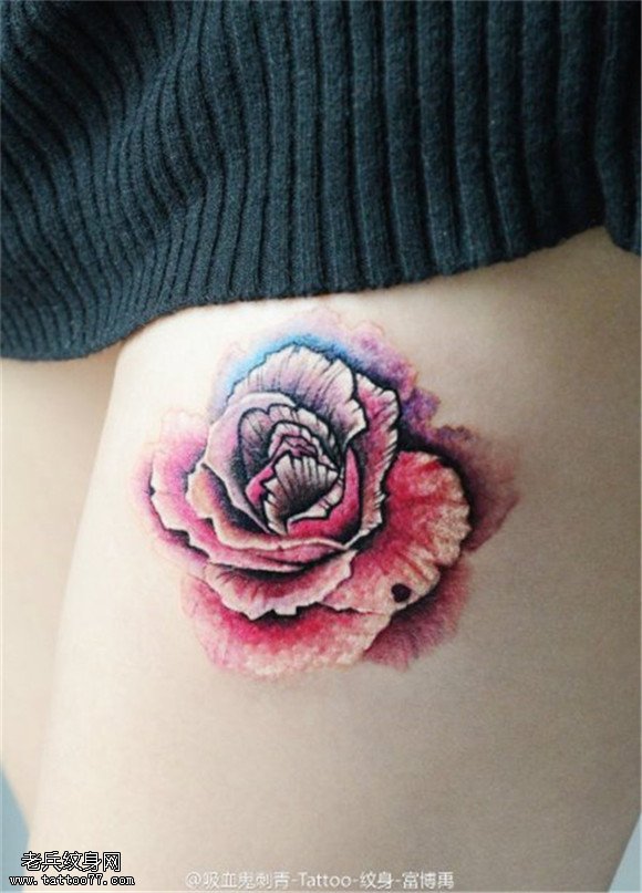 女性彩色泼墨玫瑰纹身图片