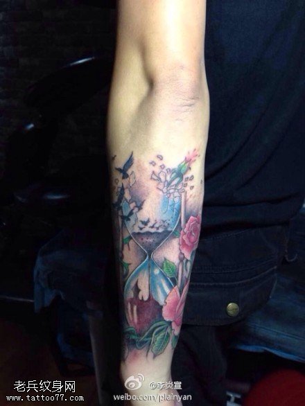 手臂彩色沙漏玫瑰纹身图片