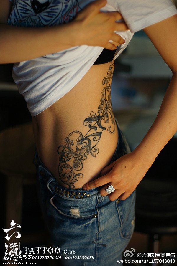 侧腰女子柔美喇叭花纹身图案