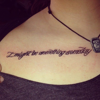 锁骨纹身另一种诱惑