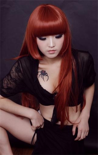 美女胸部个性的蜘蛛纹身