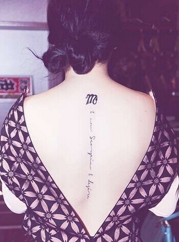 女生背部时尚简约的英文纹身