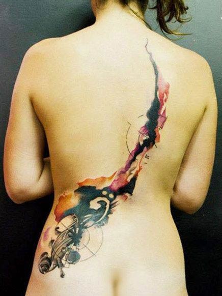 女性背部一款水墨画纹身