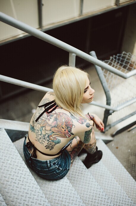 很美的画面：美女完美的展示纹身的魅力