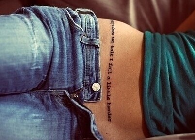 美女腹部超级性感的英文纹身