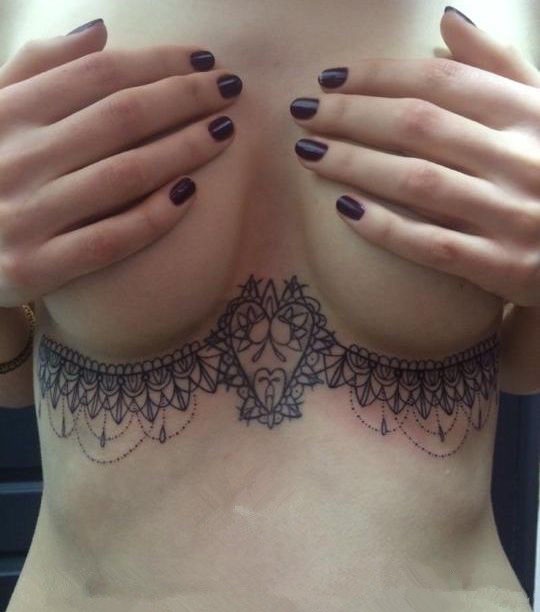 美女胸部一道亮丽的“风景”