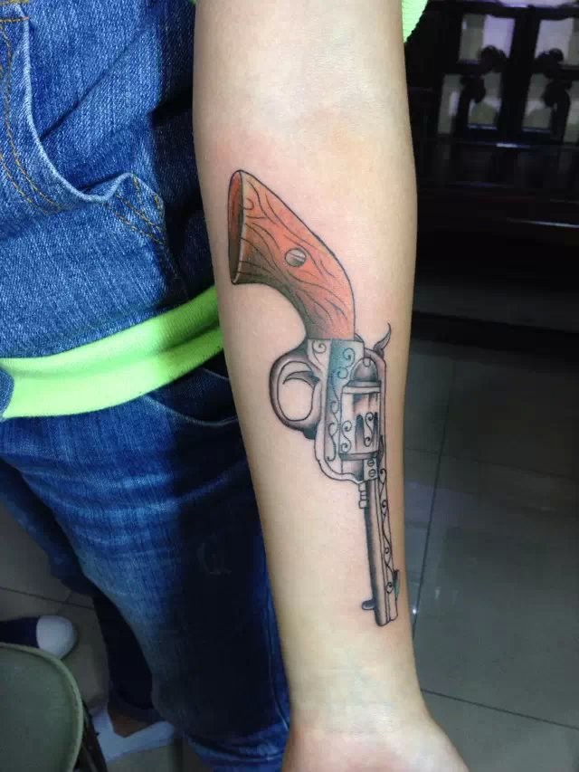 女性小臂手枪纹身