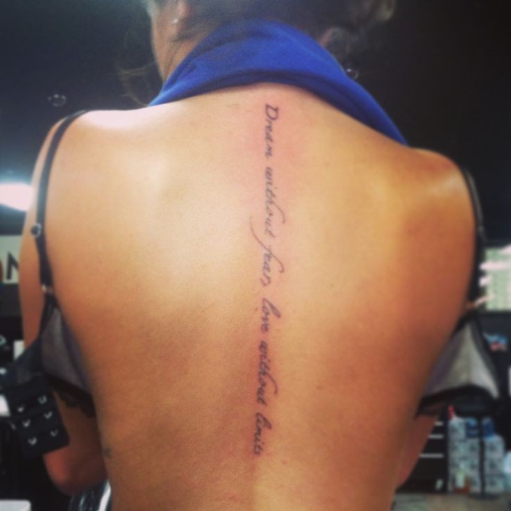 背部小清新英文字母 适合女生