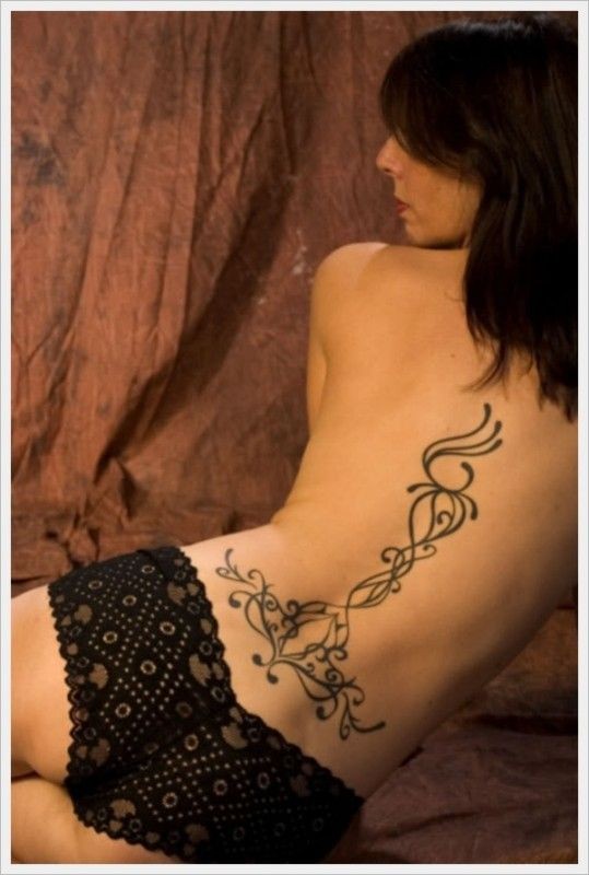 漂亮美眉身上的图腾纹身