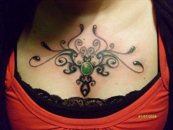 美女胸部非常好看的纹身