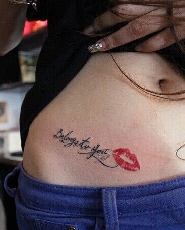 美女腹部超级性感的英文纹身