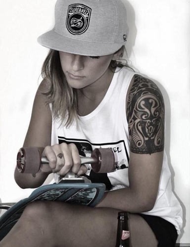 纹身女孩爱上滑板的日子