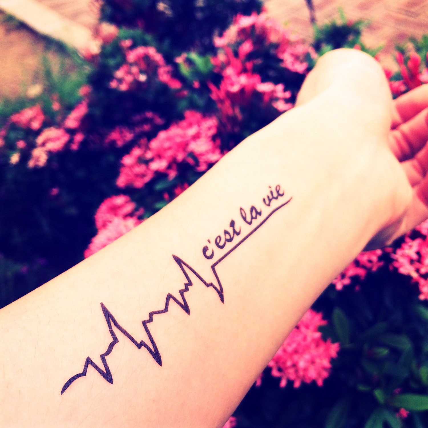 手臂漂亮唯美简单的心电图纹身