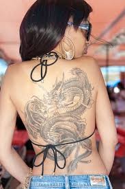 时尚霸气的中国龙盘旋在美女后背