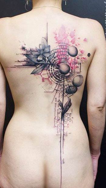 女性背部一款水墨画纹身