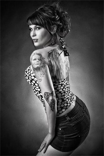 美女纹身 若隐若现半裸诱惑