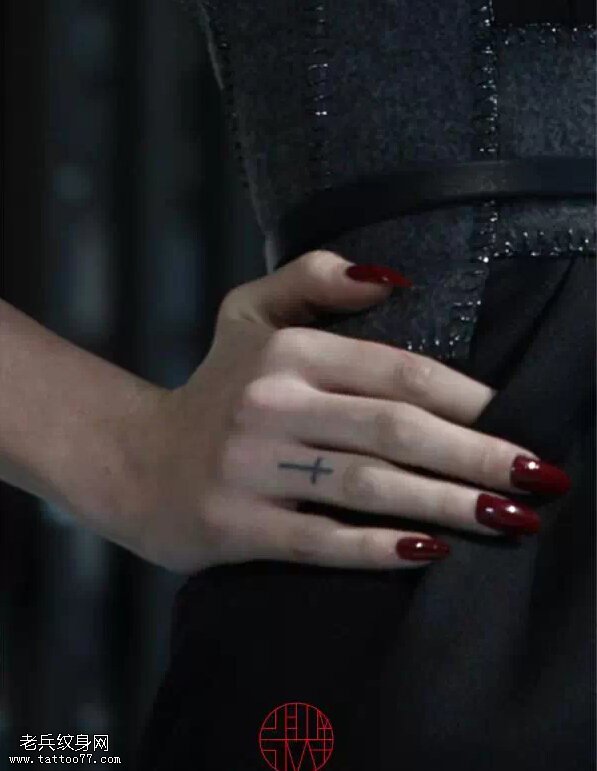 那些性感的十字架纹身！真的让你欲罢不能！