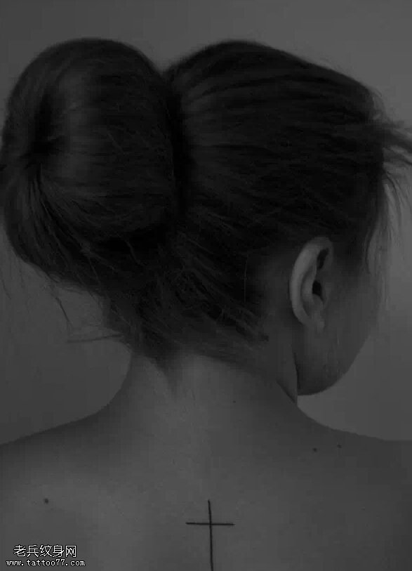 那些性感的十字架纹身！真的让你欲罢不能！