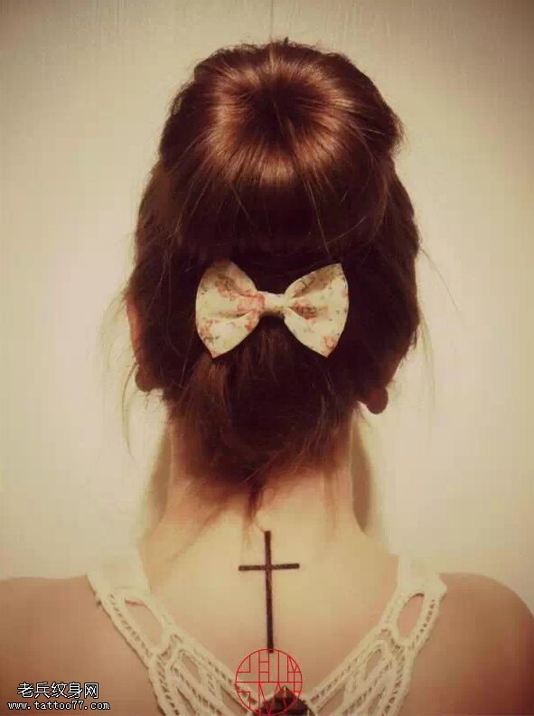 那些性感的十字架纹身！真的让你欲罢不能！