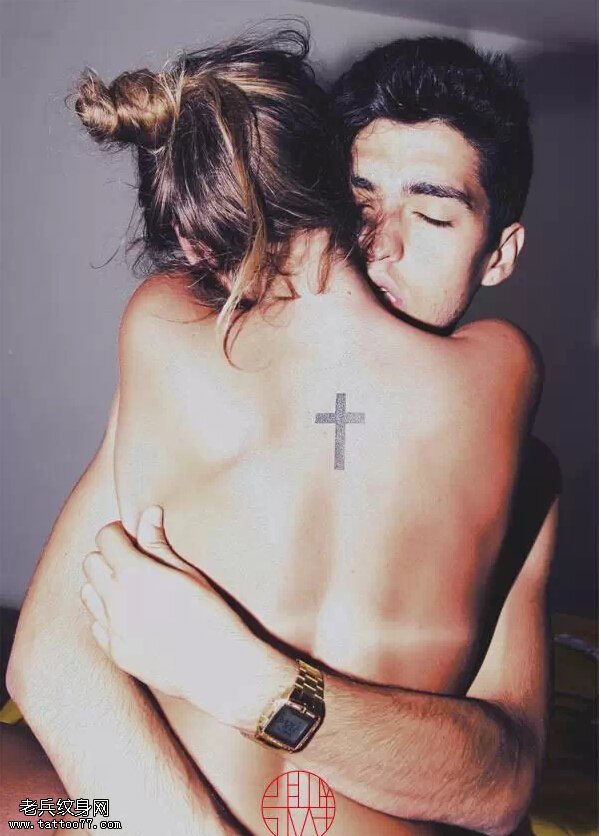 那些性感的十字架纹身！真的让你欲罢不能！