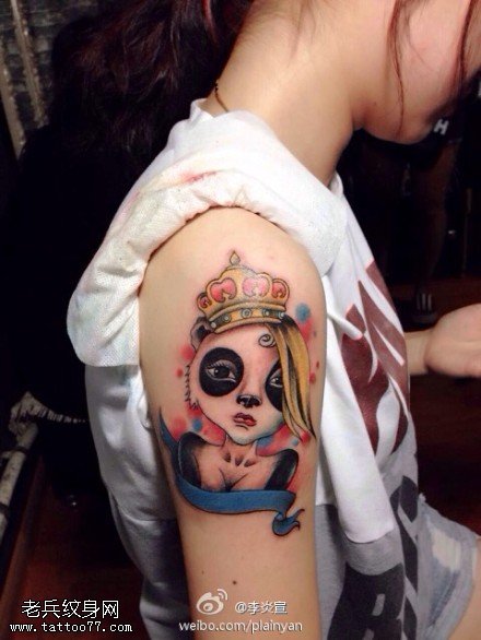 手臂彩色女郎皇冠纹身图片