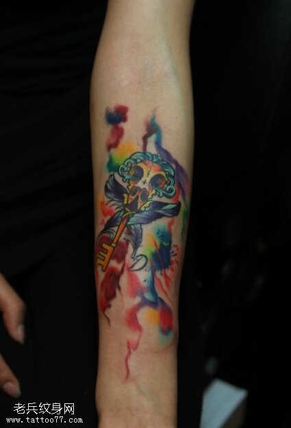 手臂彩色泼墨钥匙羽毛纹身图片