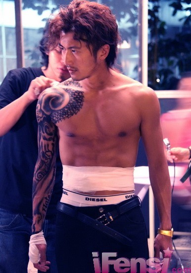 《逆战》中谢霆锋龙腾纹身图案