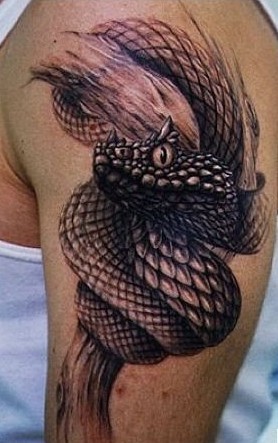 手臂上一条逼真的蛇纹身(很有个性的哦)