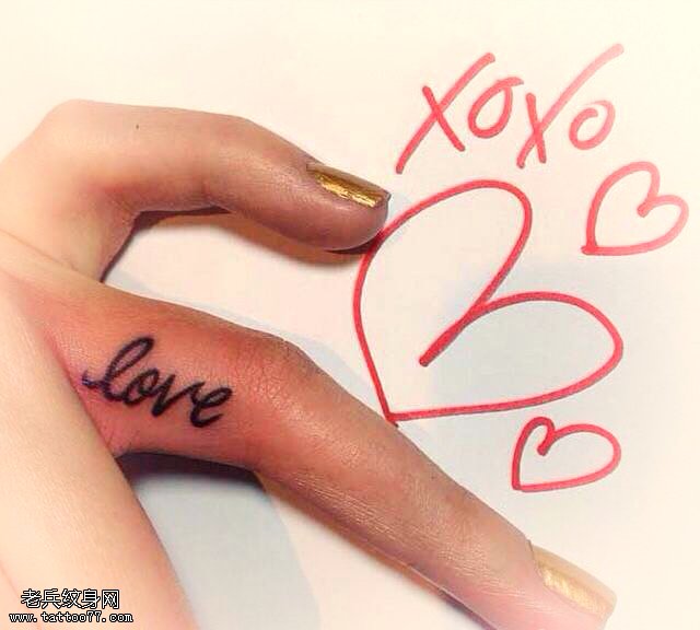 手指上一张个性的文字纹身图案