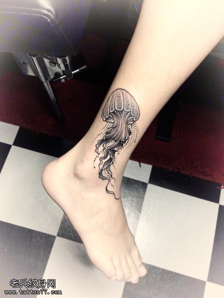 脚踝上一款水母纹身图案