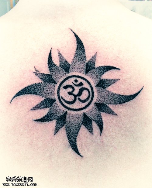 推荐一款点状太阳纹身图案