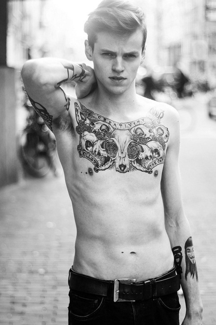 时尚界的宠儿  男士胸部纹身