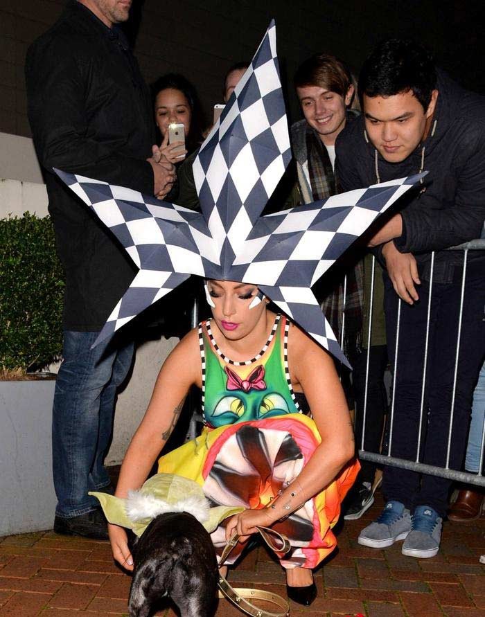 Lady Gaga着外星人图案连衣裤戴夸张头饰秀新纹身