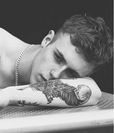 气质帅哥的手臂纹身范