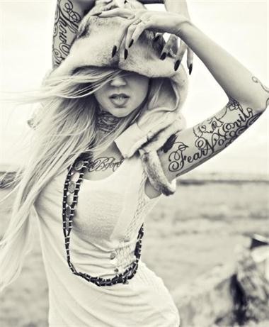 美女纹身 若隐若现半裸诱惑