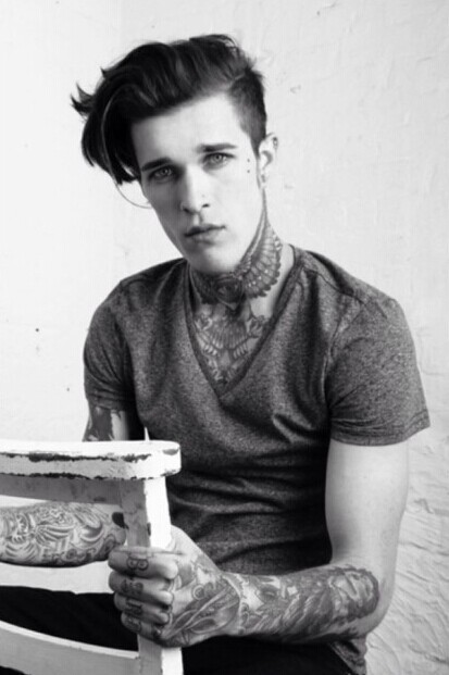 时尚潮男演绎帅气纹身