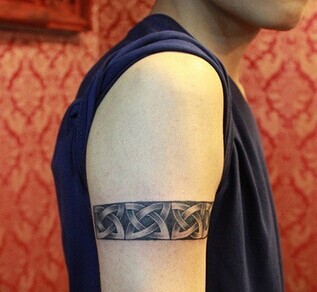 时尚简单的臂环刺青