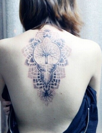 美女背部时尚好看的梵花刺青