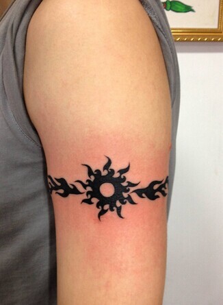 时尚简单的臂环刺青