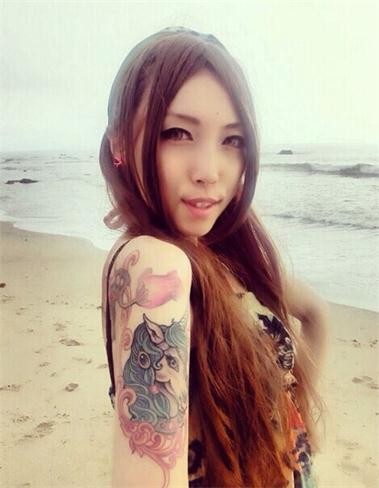 非主流少女的时尚手臂纹身