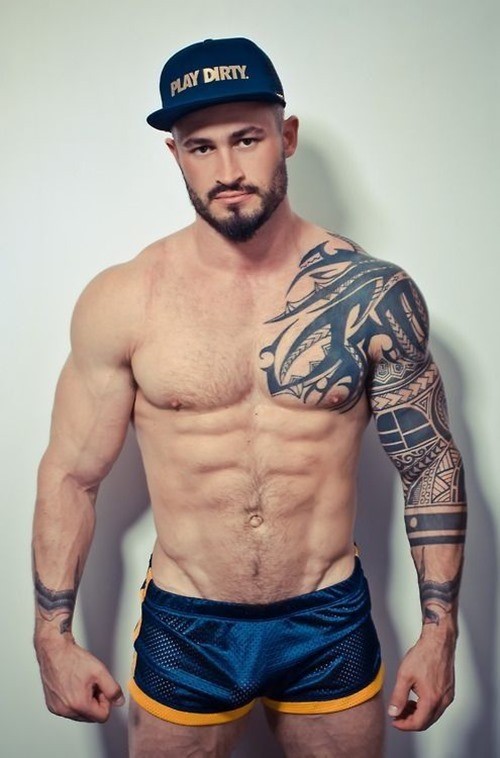 时尚阳光的欧美帅哥的图腾半甲纹身