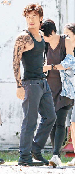 《逆战》中谢霆锋龙腾纹身图案